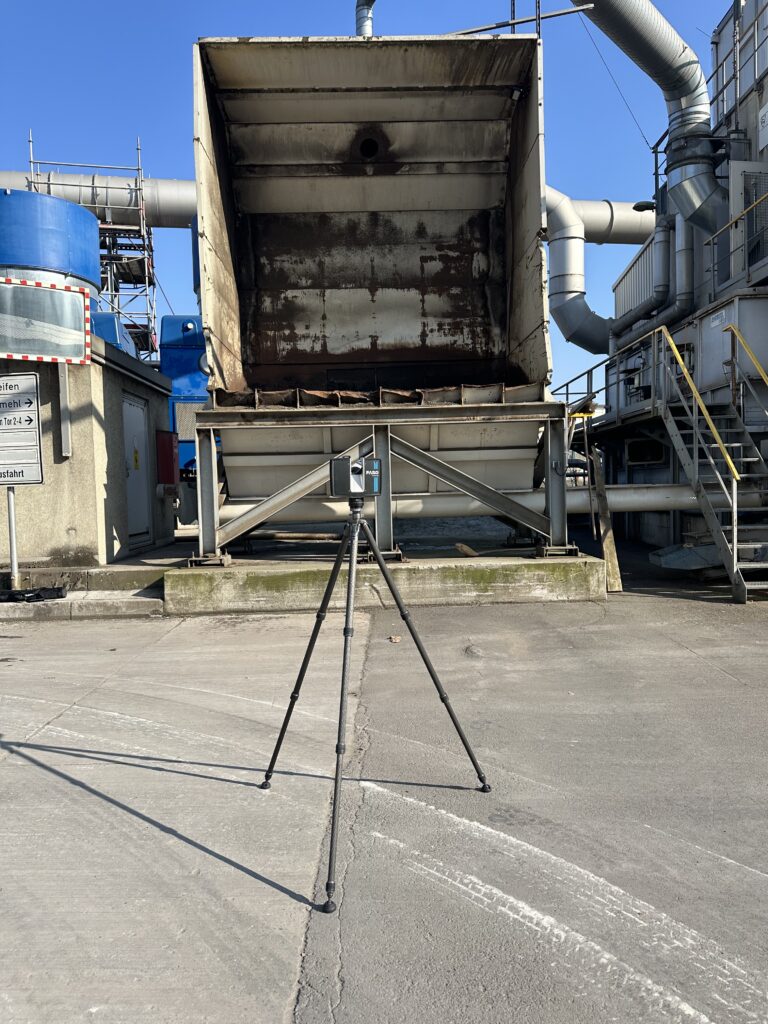 3D Scanner mit Bauteil im Hintergrund